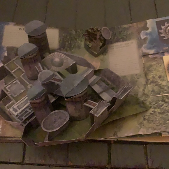 Game of Thrones pop up book - Picture 4 of 5